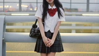 【画像】最近のJKのスカートが短すぎてパンティ見えてしまうwwwのサムネイル画像