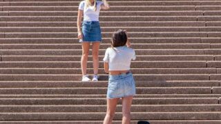 【画像】まんさん、さりげないパンチラで妨害してくるｗｗｗのアイキャッチ画像