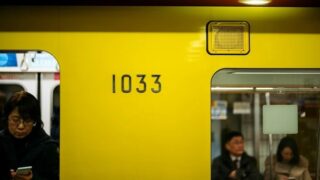 【画像】OLさん、電車でうっかりパンツをチラ見せしてしまう…のアイキャッチ画像