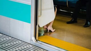 【画像】電車でたまにこんなエロエロ女いるよなｗｗｗのアイキャッチ画像