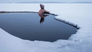 【画像】陽キャ女さん、雪で激寒の中脱いでほぼ全裸ヌードになってしまうｗｗｗｗ